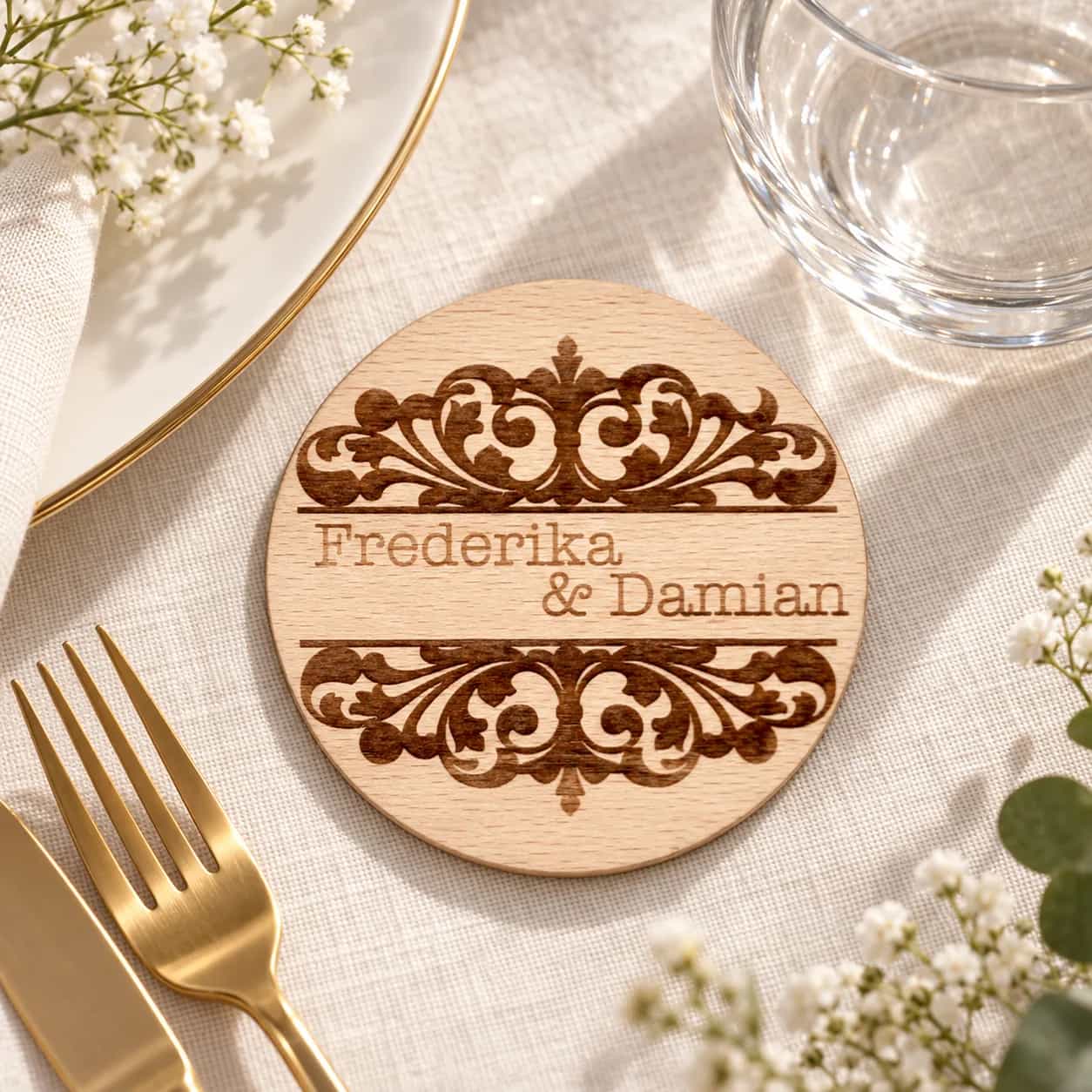 Hölzerne Hochzeitsuntersetzer mit Namen und Datum – Motiv Nr. 6