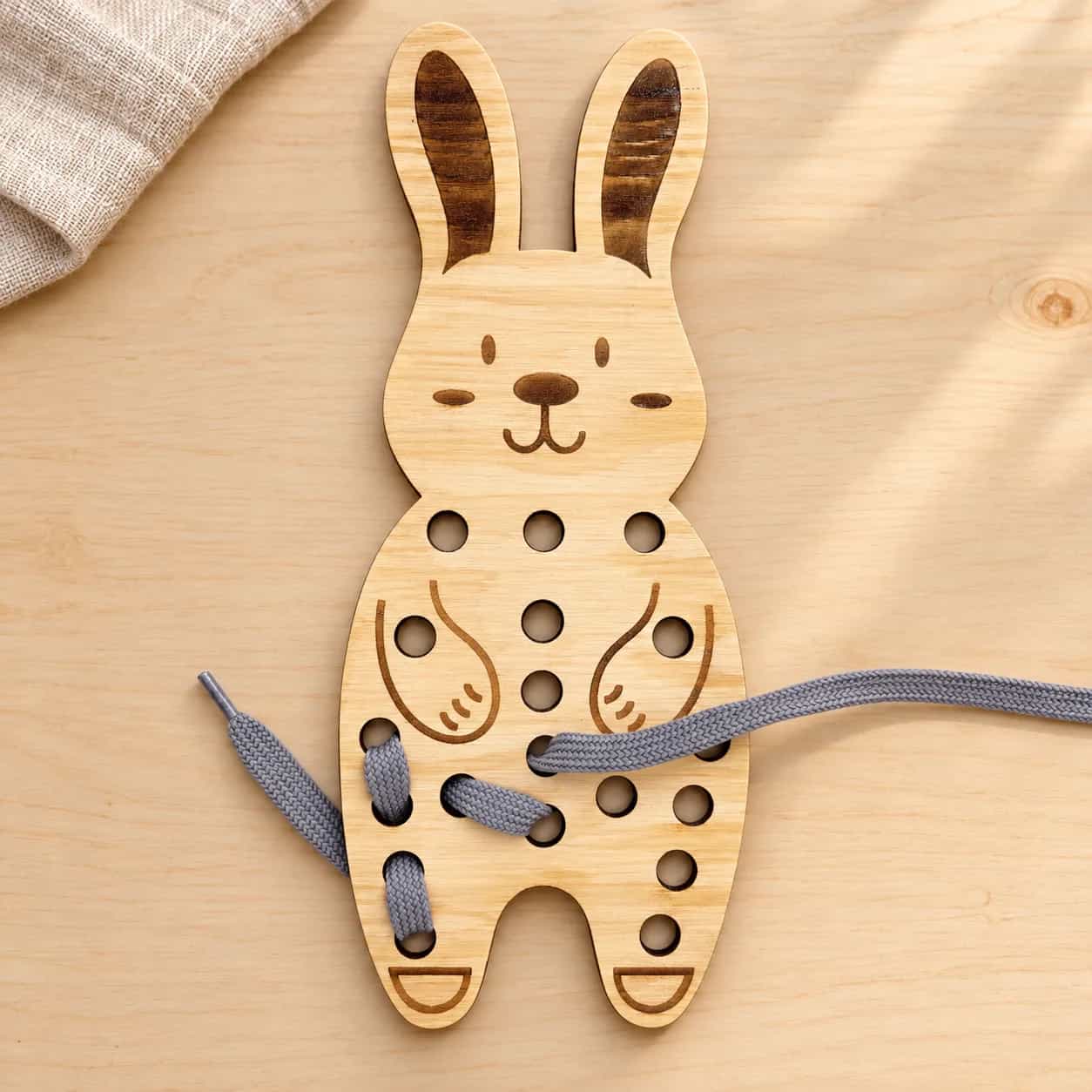 MaxiDots Holz-Fädelspiel – Hase