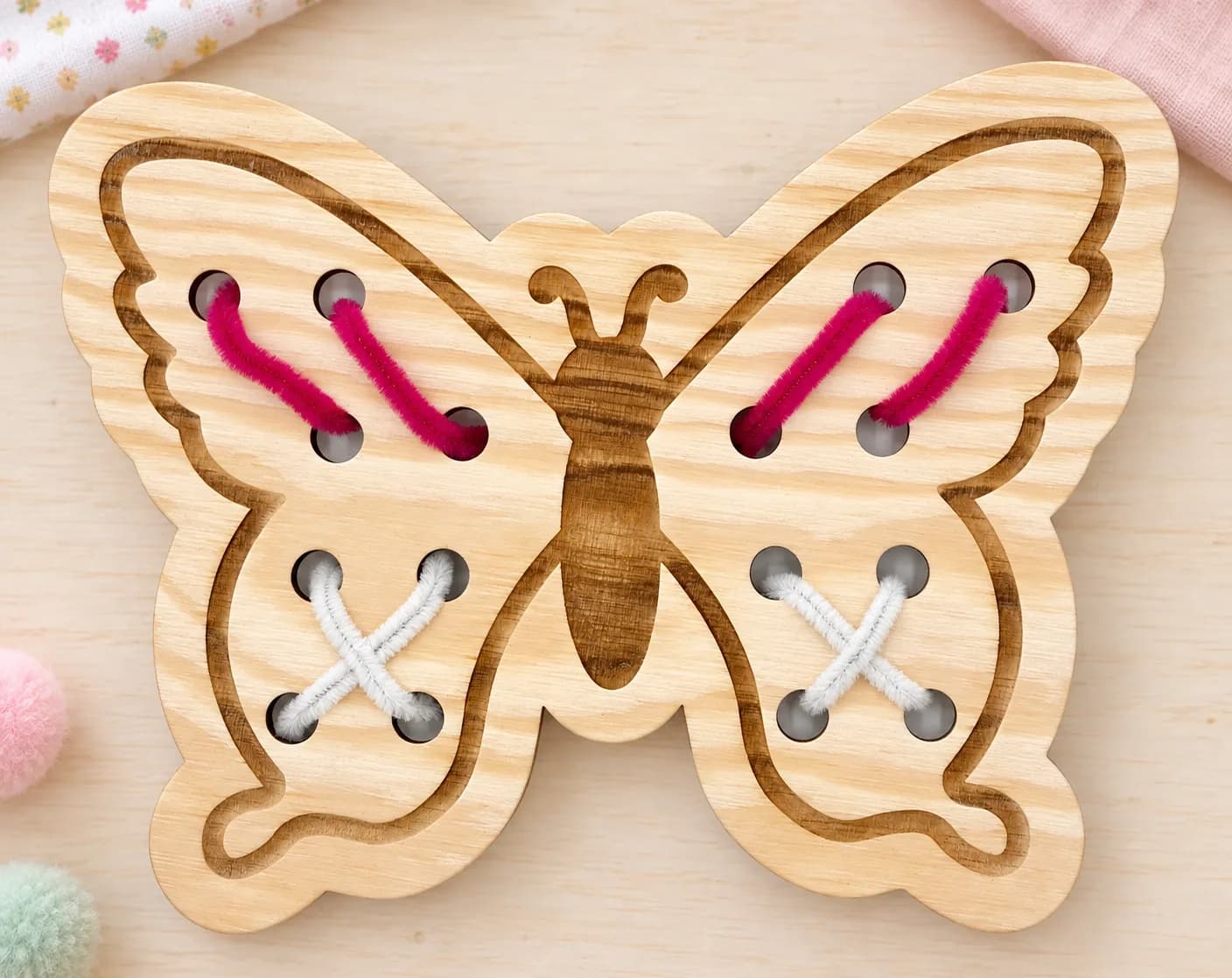 Drewniane kształty do sznurowania – MaxiDots – Motyl