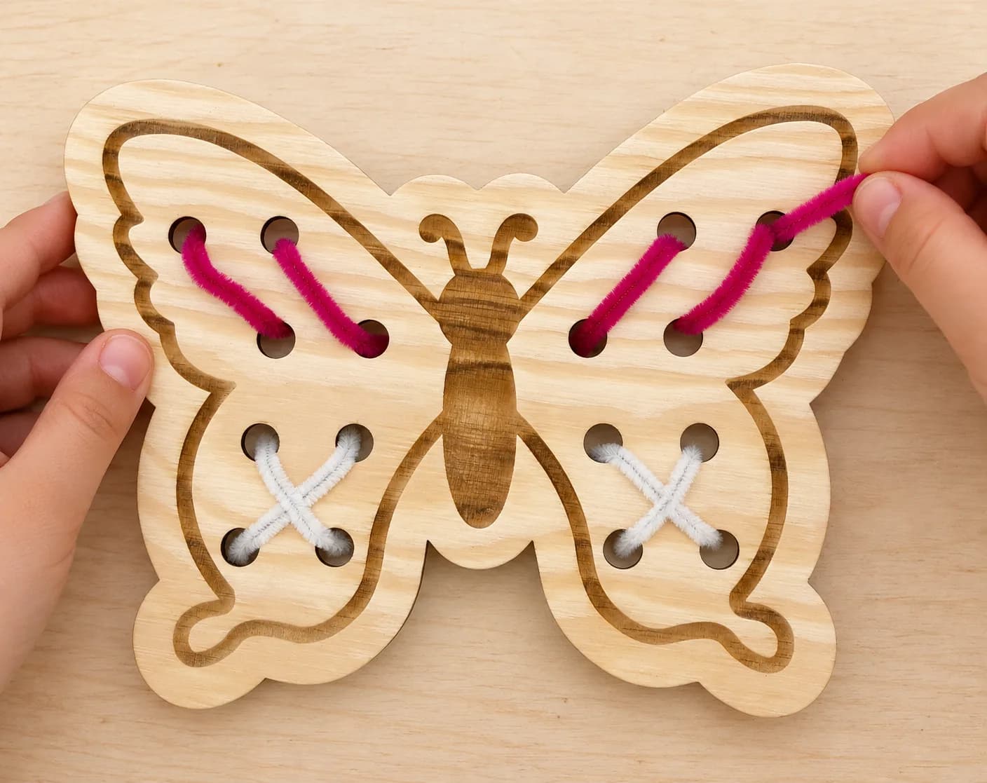 Drewniane kształty do sznurowania – MaxiDots – Motyl