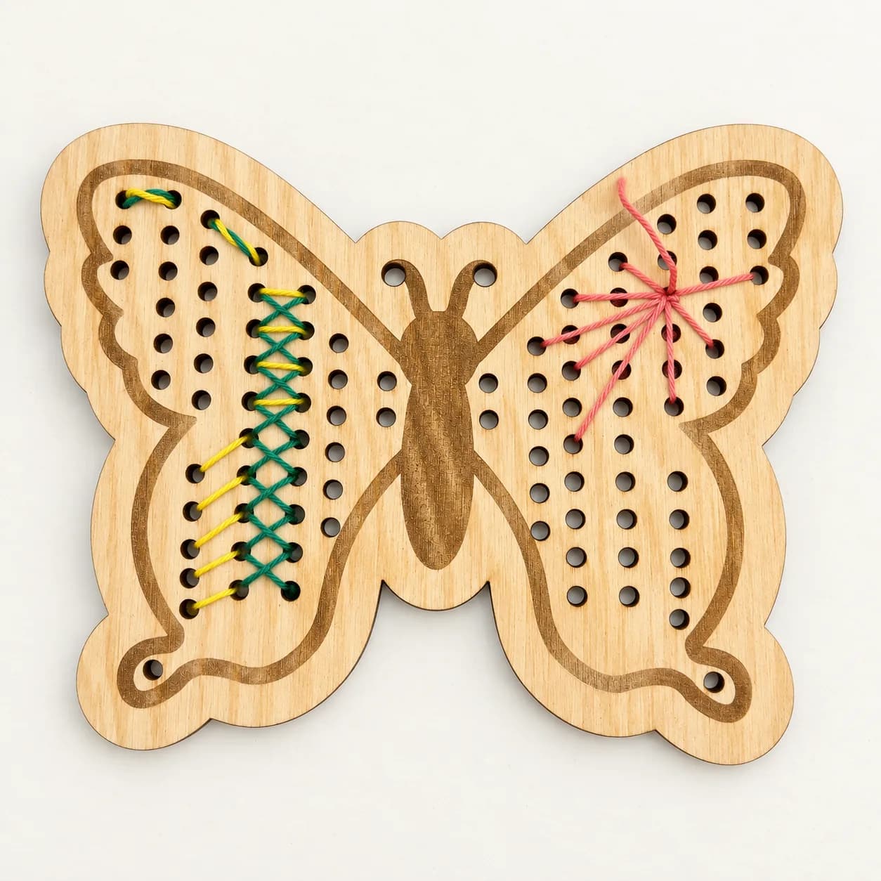 Drewniany kształt do przewlekania – MiniDots – Motyl