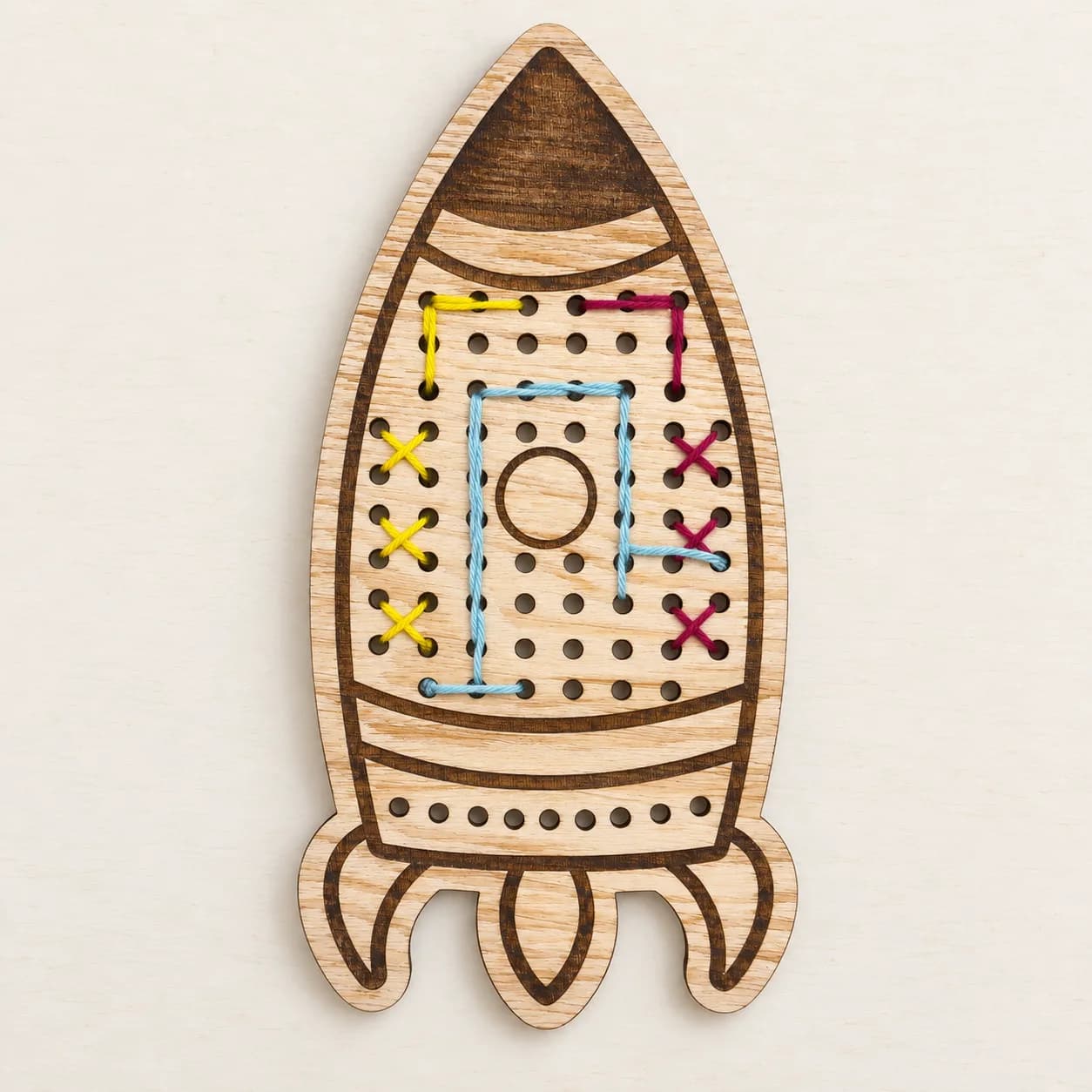 Drevený tvar na šnurovanie – MiniDots – Raketa