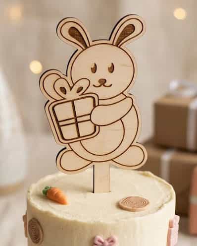 Cake topper en bois – Petit lapin