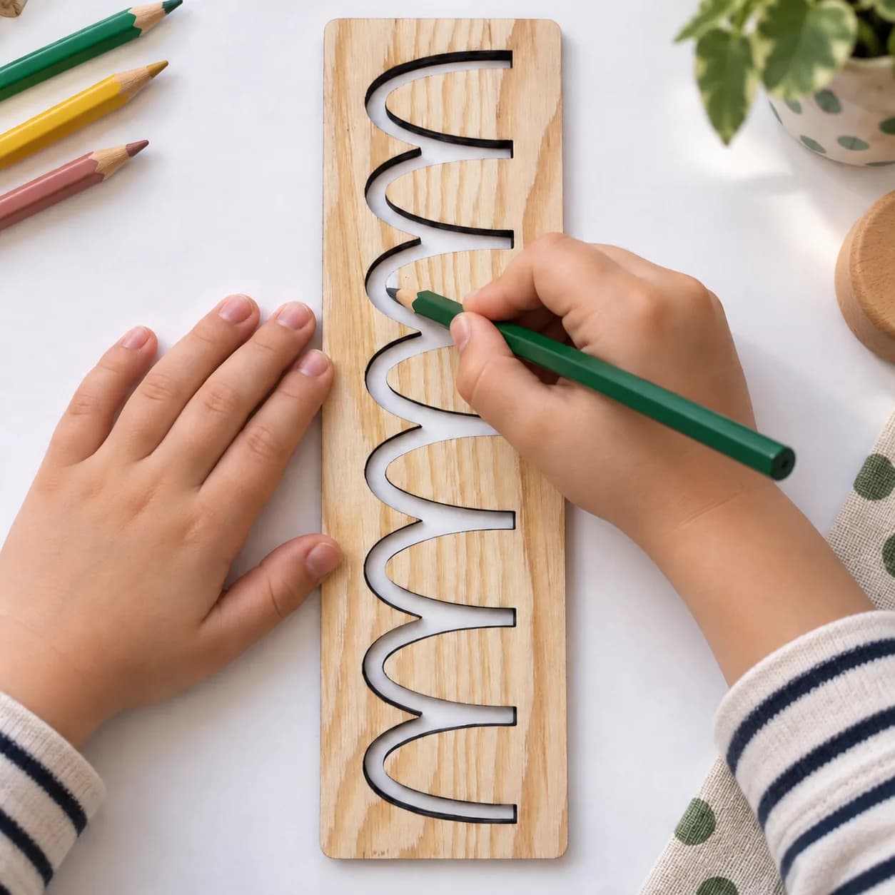 Pochoir graphomoteur MIDI (env. 20 cm) – Arcs étroits