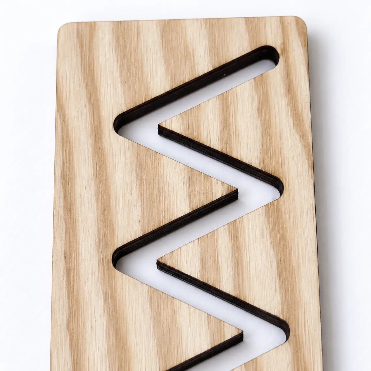 Szablon grafomotoryczny MIDI (ok. 20 cm) – Ostry zygzak