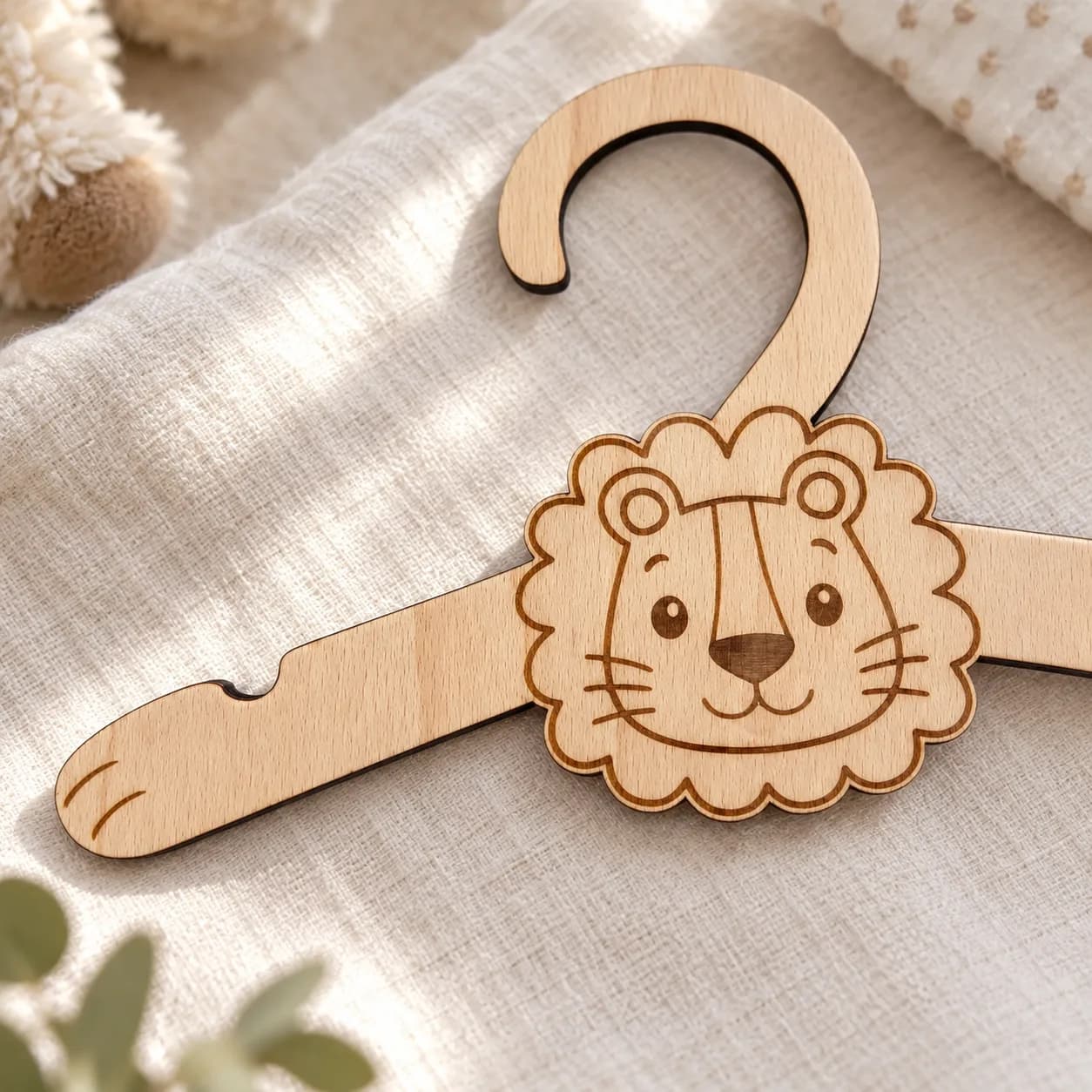 Kindergarderobe aus Holz – Löwe