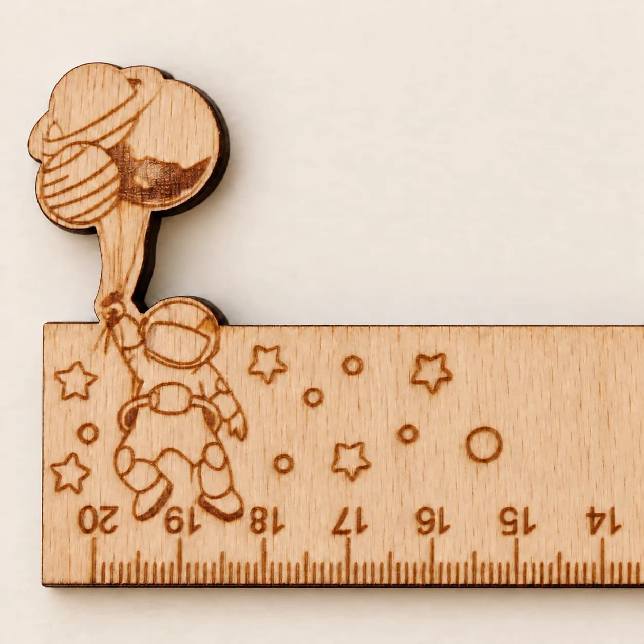 Drevené pravítko 20 cm – gravírované, kozmonaut