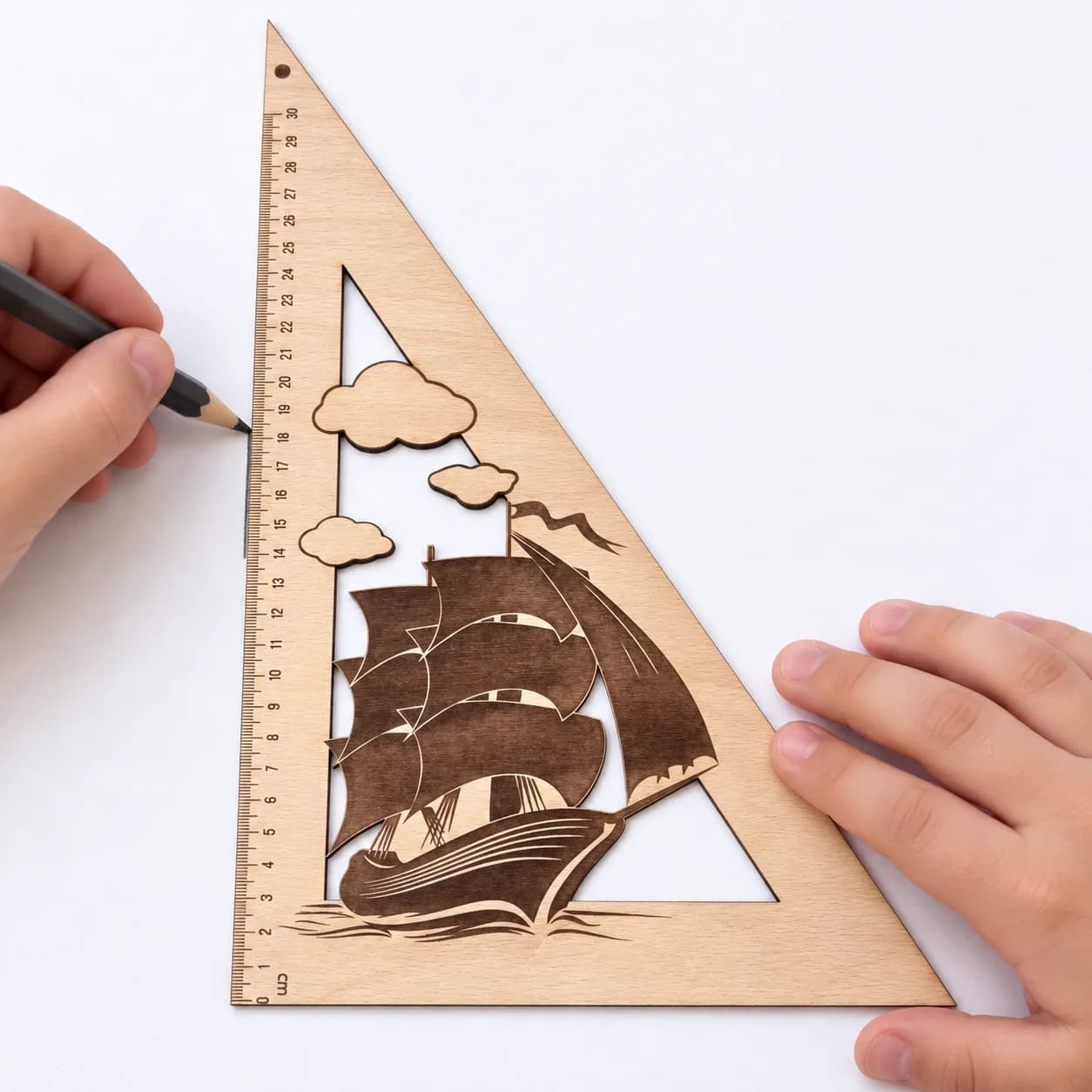 Drevené trojuholníkové pravítko 30 cm – gravírované (3 motívy) - Námornícky