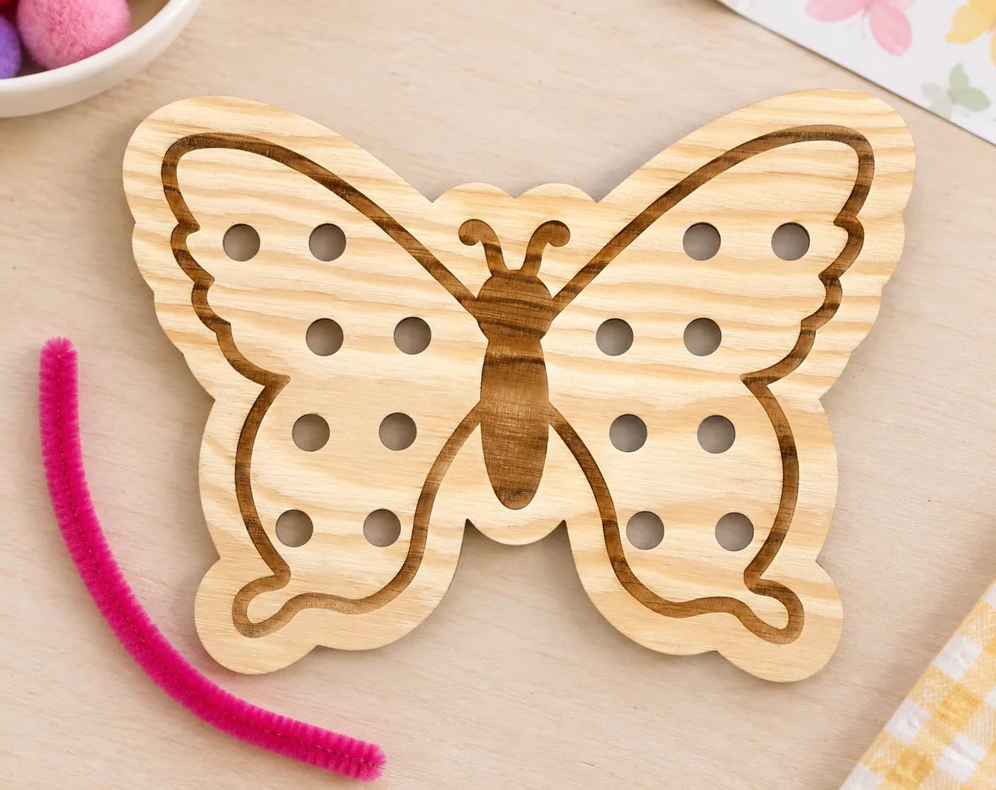 Drewniane kształty do sznurowania – MaxiDots – Motyl