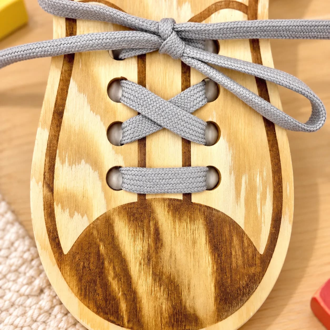 Forme à lacer en bois MaxiDots – Chaussure