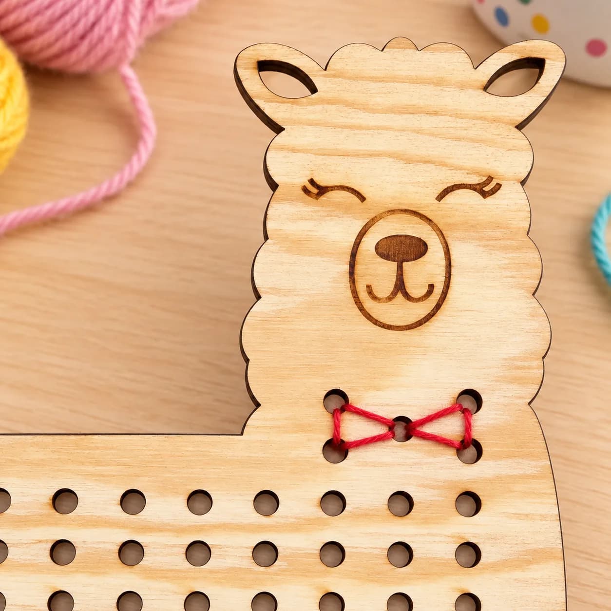 Holz-Fädelform – MiniDots – Alpaka