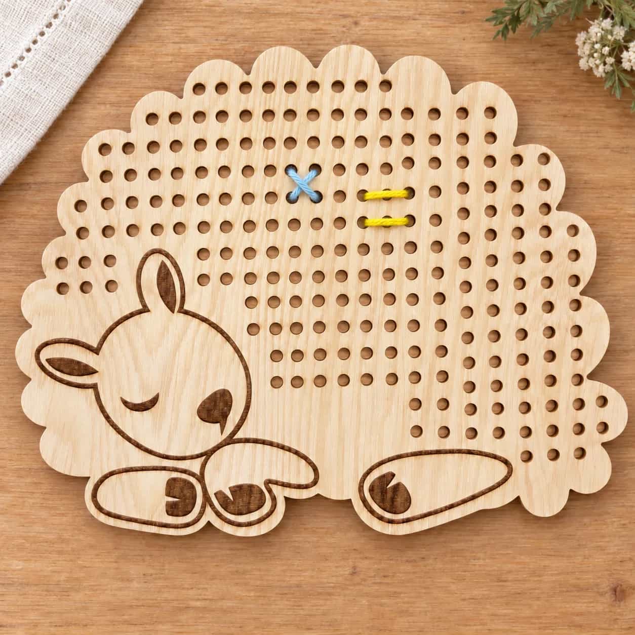 Holz-Fädelform MiniDots – Lamm