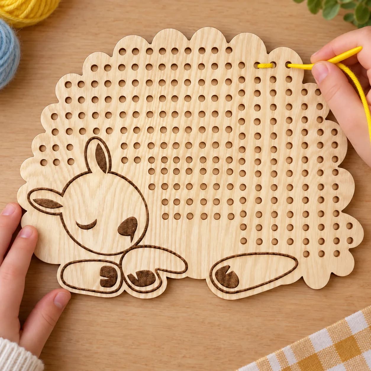 Drevené tvary na šnurovanie – MiniDots – Baranček