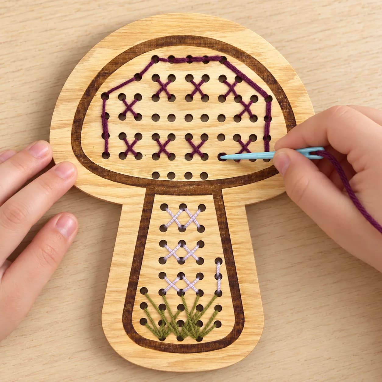 Dřevěný tvar na šněrování – MiniDots – Hříbek