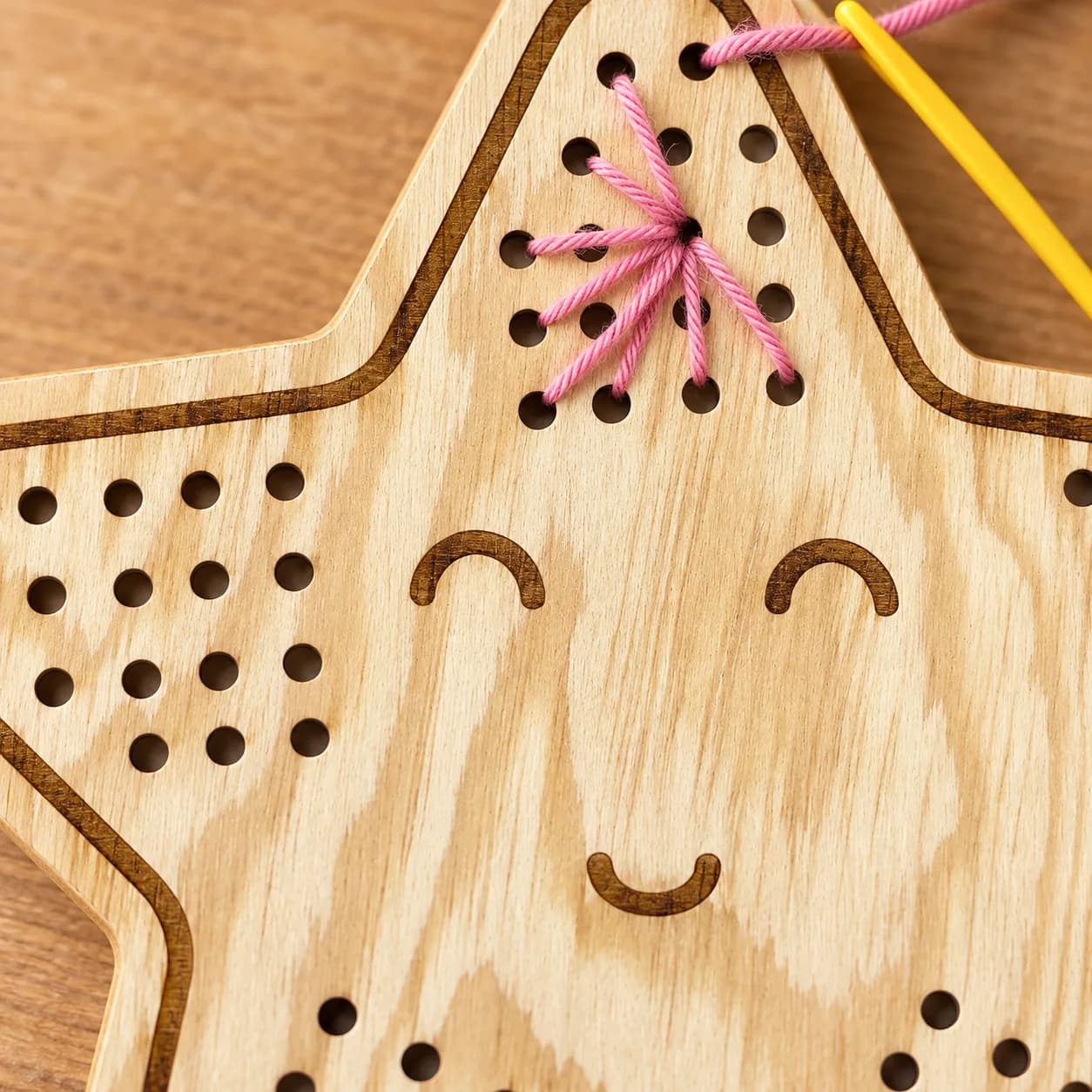 Holz-Fädelform MiniDots – Stern