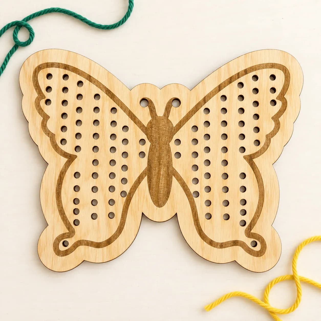 Drewniany kształt do przewlekania – MiniDots – Motyl