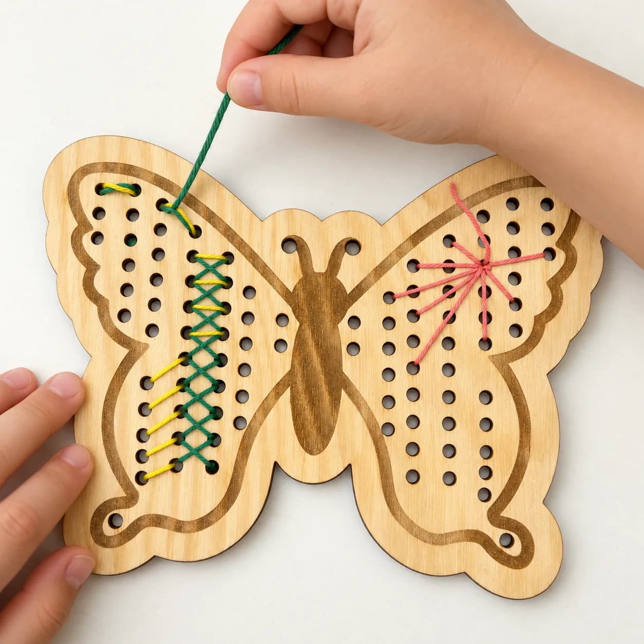 Drewniany kształt do przewlekania – MiniDots – Motyl