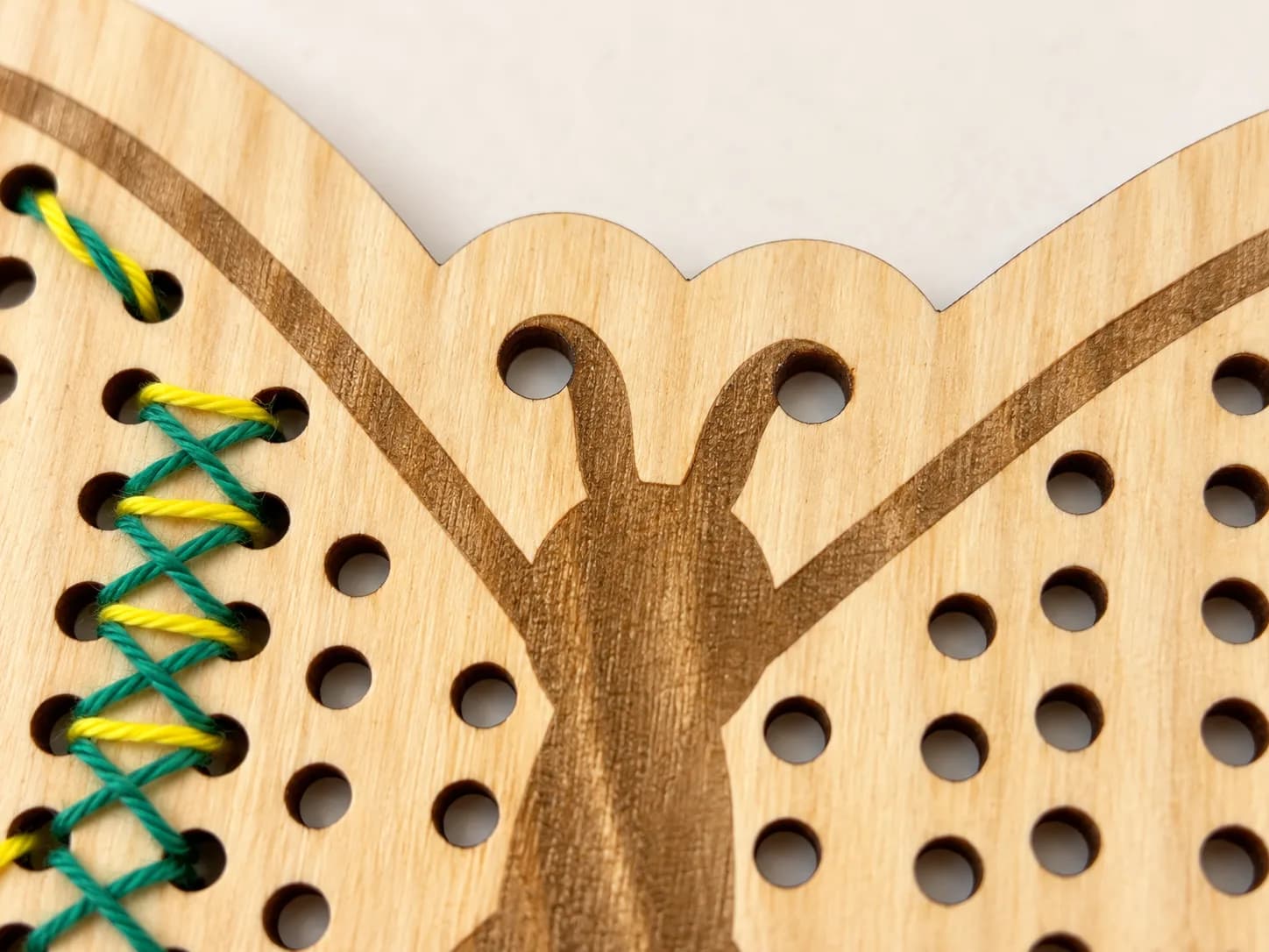 Drewniany kształt do przewlekania – MiniDots – Motyl