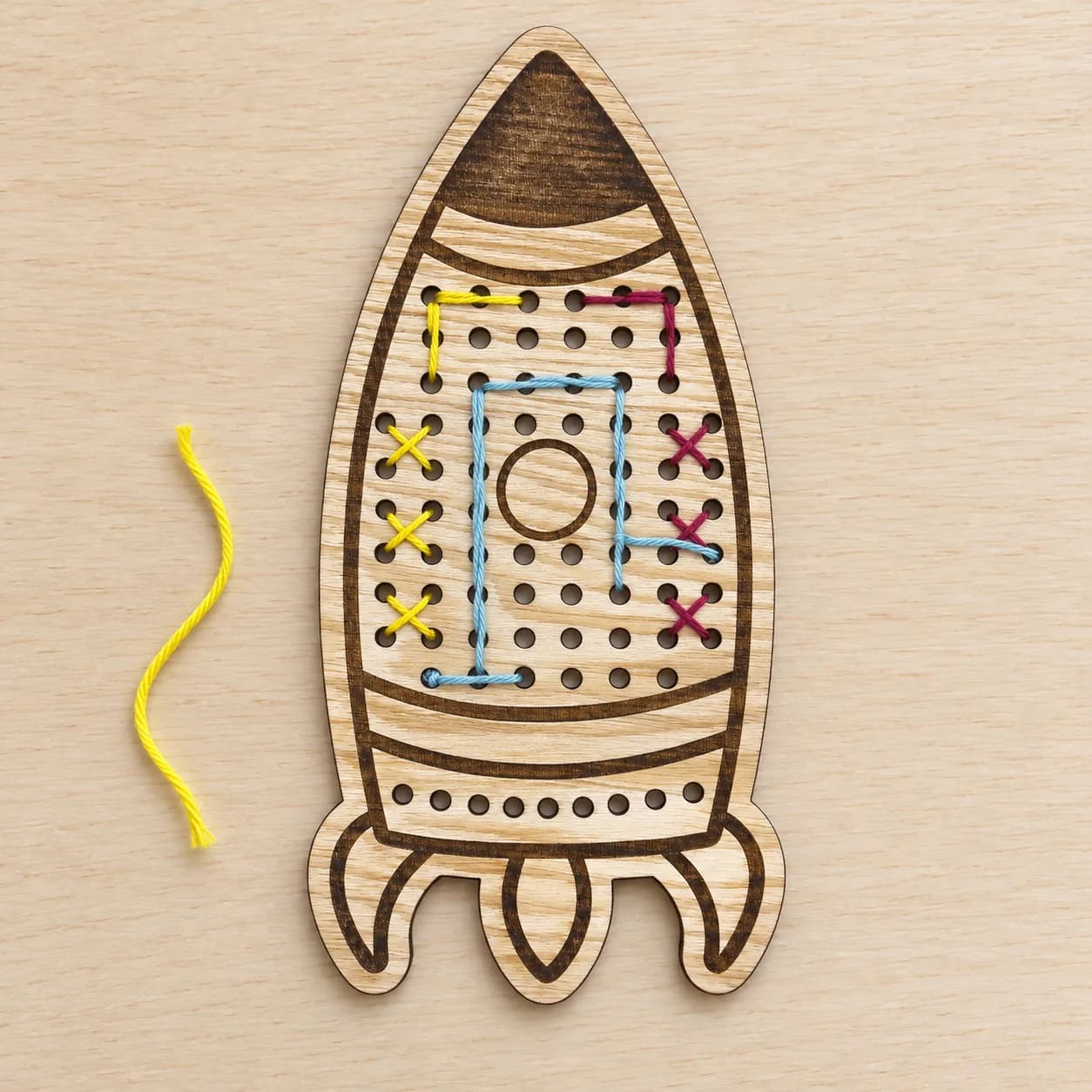 Drevený tvar na šnurovanie – MiniDots – Raketa
