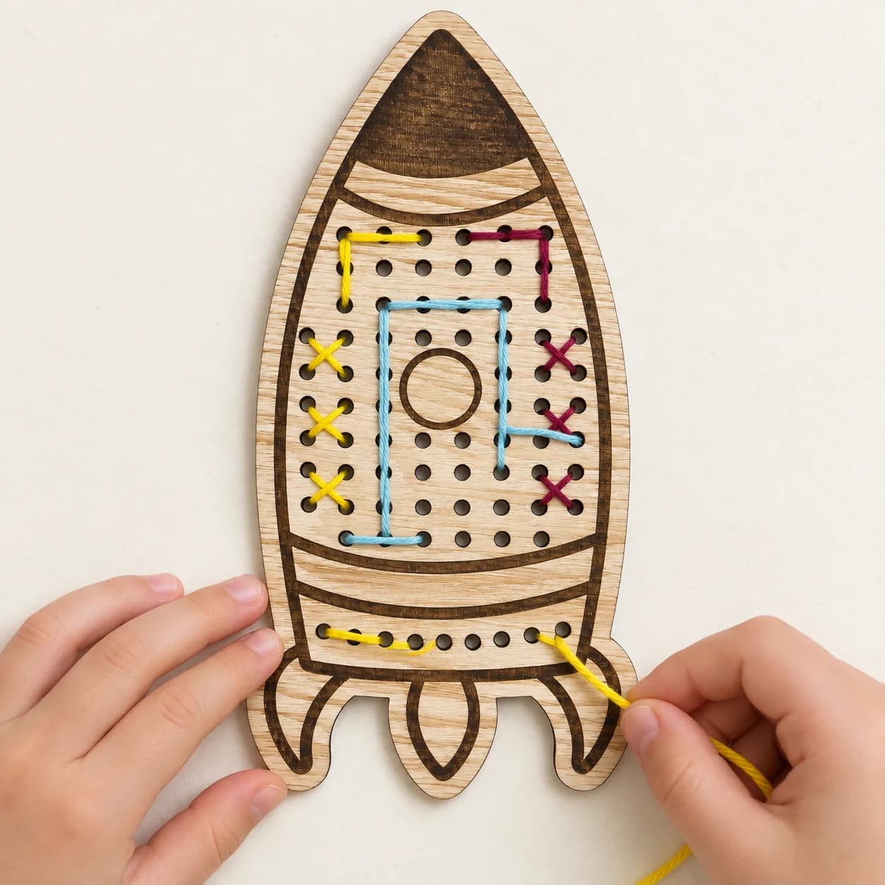 Drevený tvar na šnurovanie – MiniDots – Raketa