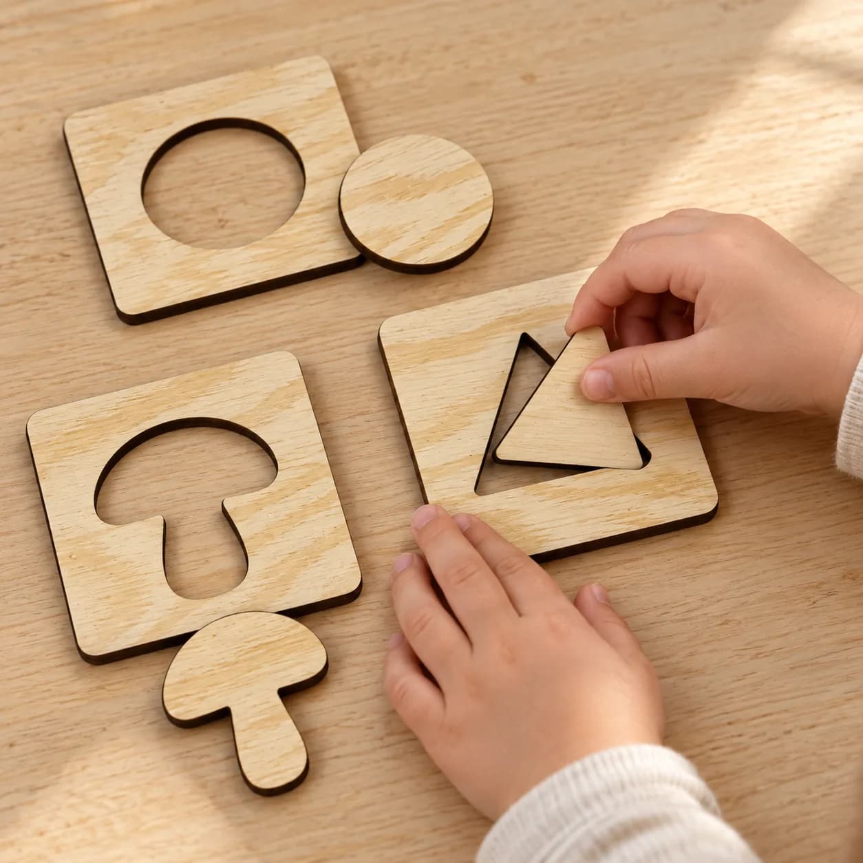 Dřevěné vzdělávací puzzle – mix tvarů, objektů a čísel (50 ks, náhodný výběr)