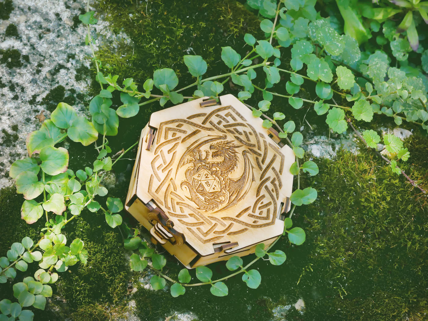Boîte à dés hexagonale en bois, fermée, avec un dragon et des entrelacs celtiques gravés sur le couvercle