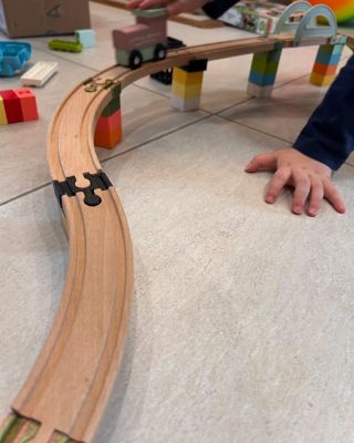 🧱🚂 Domáce testovanie u nás doma… Keď sa LEGO kocky, dre­vené vláčikové koľajnice a detská fantázia stretnú pri jednej hre...